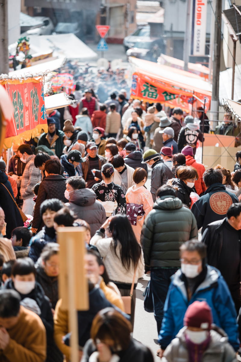 多くの人でにぎわうだるま市